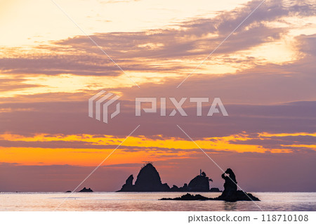 [Shizuoka Prefecture] Otako Coast dyed in the sunset - Meganeccho, a strangely shaped rock 118710108