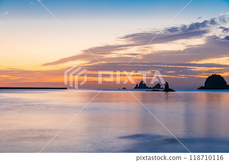 [Shizuoka Prefecture] Otako Coast dyed in the sunset - Meganeccho, a strangely shaped rock 118710116
