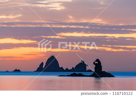 [Shizuoka Prefecture] Otako Coast dyed in the sunset - Meganeccho, a strangely shaped rock 118710122
