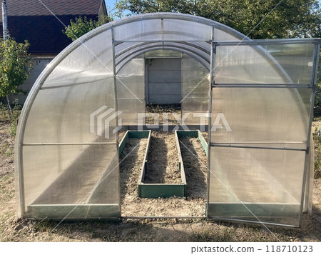 Installing wooden beds in a greenhouse 118710123