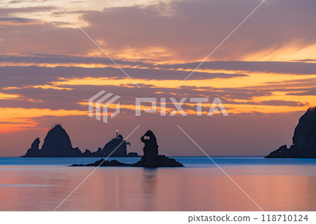 [Shizuoka Prefecture] Otako Coast dyed in the sunset - Meganeccho, a strangely shaped rock 118710124