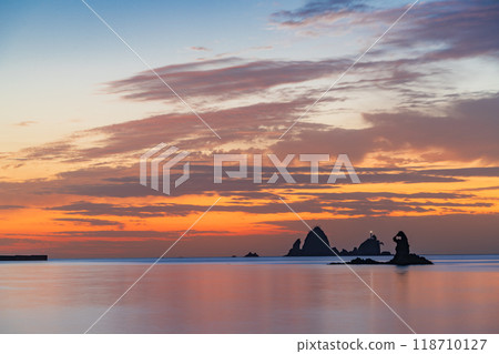 [Shizuoka Prefecture] Otako Coast dyed in the sunset - Meganeccho, a strangely shaped rock 118710127