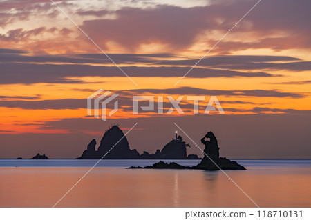 [Shizuoka Prefecture] Otako Coast dyed in the sunset - Meganeccho, a strangely shaped rock 118710131