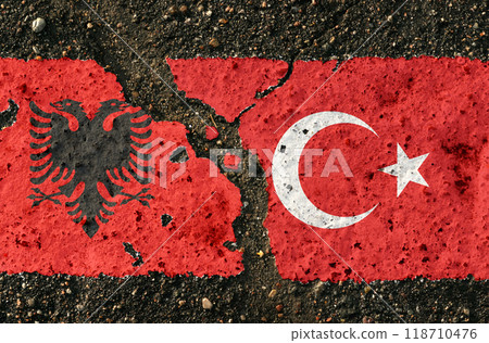 On the pavement there are images of the flags of Albania and Turkey, as a confrontation between the two countries. On the pavement there are images of the flags of Albania and Turkey, as a confrontation between the two countries. 118710476