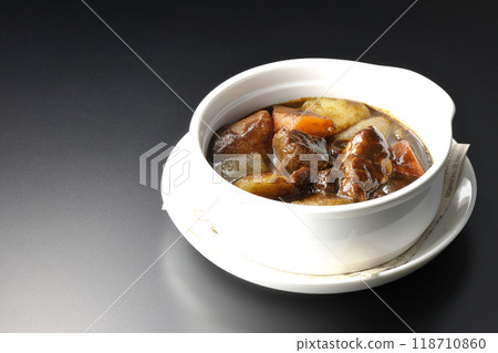 黑色背景下拍攝的蔬菜隆隆燉牛肉 118710860