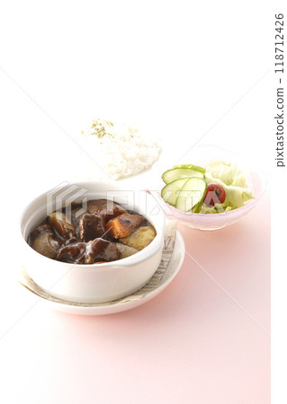 一套燉牛肉配蔬菜和肉、米飯和沙拉。 一套燉牛肉配蔬菜和肉、米飯和沙拉。 118712426