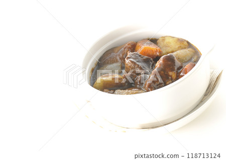 白色背景中拍攝的蔬菜隆隆燉牛肉 白色背景中拍攝的蔬菜隆隆燉牛肉 118713124