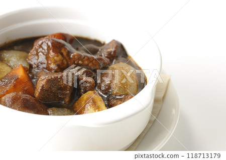 白色背景中拍攝的蔬菜隆隆燉牛肉 118713179