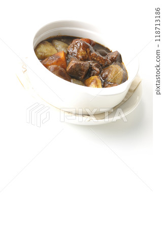 白色背景中拍攝的蔬菜隆隆燉牛肉 118713186
