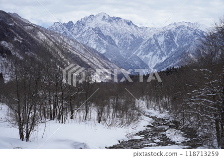 從富山縣上市町八神眺望立山連峰 從富山縣上市町八神眺望立山連峰 118713259