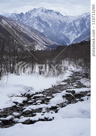 從富山縣上市町八神眺望立山連峰 118713260
