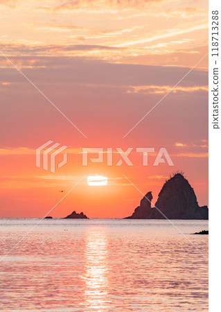 [靜岡縣]大田古海岸被夕陽染上色彩，夕陽從海岸邊落下 118713288