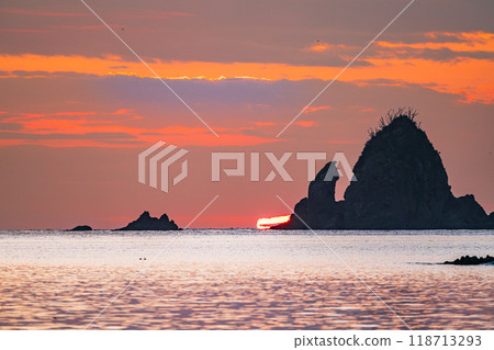 [Shizuoka Prefecture] Otako Beach dyed in the sunset - The sun setting offshore 118713293