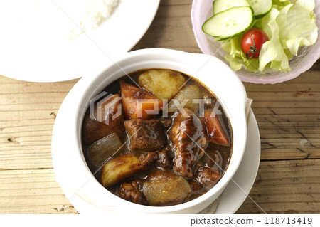 一套燉牛肉配蔬菜和肉、米飯和沙拉。 118713419