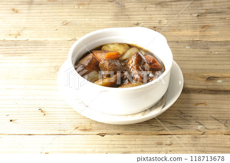 Beef stew with lots of meat and vegetables 118713678