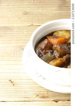 Beef stew with lots of meat and vegetables 118713690
