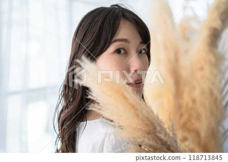 Young woman with long black hair (beauty image) 118713845
