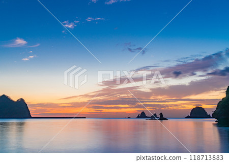 [靜岡縣]夕陽下的大田子海岸（廣角攝影） 118713883