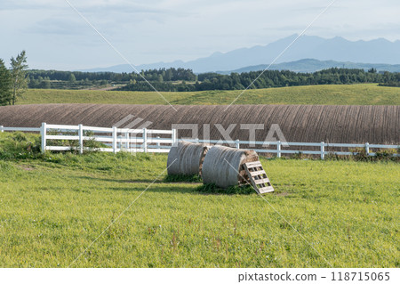 [Autumn scenery and hay rolls from Shin-Ei Hill, Biei Town] 118715065