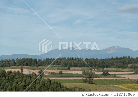 [從美瑛町信永山眺望的秋景和十勝岳] 118715069