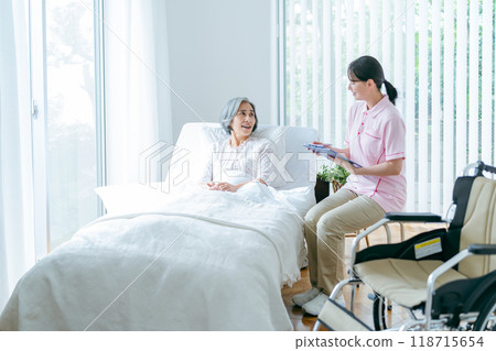 住在療養院的老年婦女和年輕助手 118715654