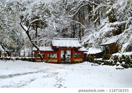 The mysterious snowy scenery of the Okumiya Shinmon Gate of Kifune Shrine in Kyoto City 118716355