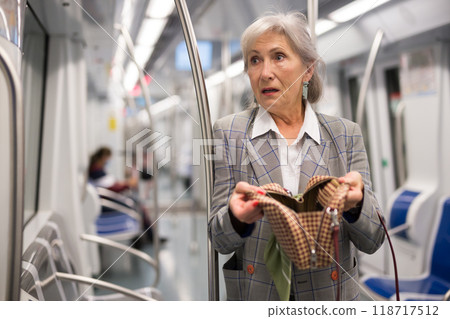 Senior woman discovered theft in subway train 118717512