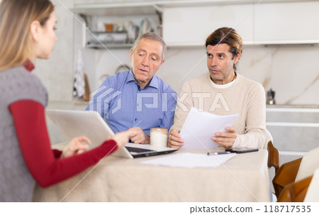 Agent making offer to men 118717535