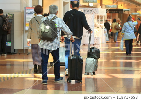 Family going on a trip, Travelers pulling suitcases 118717658