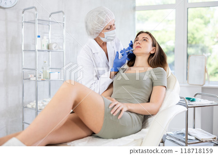 Young woman getting lip fillers. 118718159