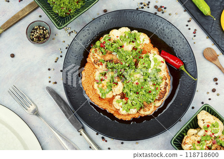 Baked spicy cauliflower with yogurt sauce 118718600