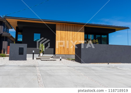 一棟新建的帶門牆的現代房屋的外景 118718919