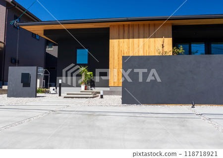 一棟新建的帶門牆的現代房屋的外景 一棟新建的帶門牆的現代房屋的外景 118718921