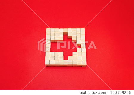 柏樹塊的三維圖示排列在紅色背景上帶有向右箭頭形狀的正方形中。 柏樹塊的三維圖示排列在紅色背景上帶有向右箭頭形狀的正方形中。 118719206