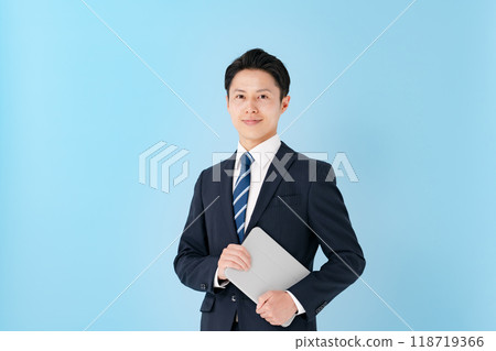 Businessman smiling FP 118719366