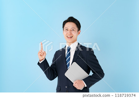 商人微笑著指著 118719374