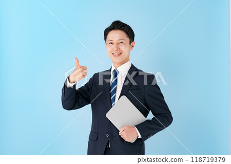 Businessman smiling thumbs up 118719379