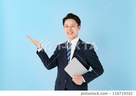 商人微笑揮手 118719382