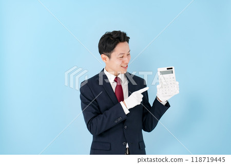 戴著白手套拿著計算機的男人 118719445