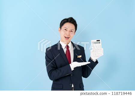 戴著白手套拿著計算機的男人 118719446