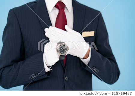 戴白手套的男子手裡拿著估價師手錶 118719457