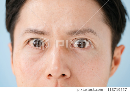 眼睛閉上的男性 118719557