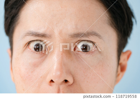 眼睛閉上的男性 118719558