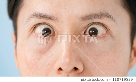 眼睛閉上的男性 118719559