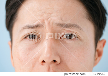 Eyes up male 118719562