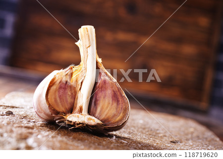 The fresh garlic on a table The fresh garlic on a table 118719620