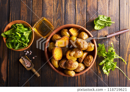 baked potato wedges with spinach on wooden table 118719621
