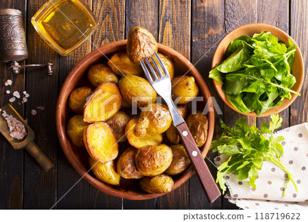 baked potato wedges with spinach on wooden table 118719622