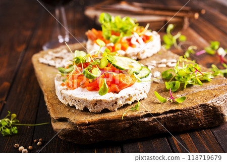 diet bread with fresh salmon 118719679