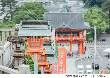 <Inuyama City> View of the Myo-omon Gate and the town of Inuyama from the stairs of Naritasan Daisho-ji Temple <Inuyama City> View of the Myo-omon Gate and the town of Inuyama from the stairs of Naritasan Daisho-ji Temple 118720670